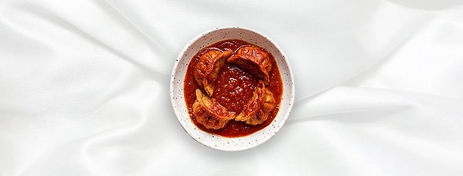 Chicken Chilli garlic momos — Tender chicken-filled dumplings, flash-fried and glazed in a robust, aromatic chilli garlic inf