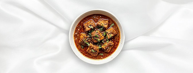 Chicken Vindaloo taster — A bold treat for the chili aficionado. This concentrated taster features tender chicken in our fier